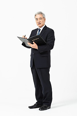 포토 JPG 스튜디오촬영 전신 응시 노년 남자 비즈니스 CEO 실내 한명 서기 사람 정장 옆모습 펜 한국인 직장인 비즈니스맨 60대 사장 흰배경 리더 결재 결재판 서명 노인남자한명만 국내포토 직업 1 시선 옷 뷰포인트 백그라운드 모션 동양인 성인 내부 필기구 흰색 남자한명만 노인남자만 파일형식