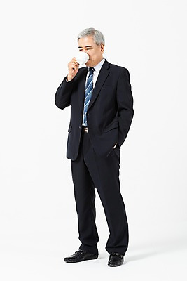 포토 JPG 스튜디오촬영 전신 응시 노년 남자 커피 음료 비즈니스 CEO 실내 한명 서기 미소 사람 정장 옆모습 한국인 마시기 직장인 비즈니스맨 60대 커피잔 사장 흰배경 리더 주머니손 노인남자한명만 국내포토 직업 1 시선 옷 뷰포인트 백그라운드 모션 잔 표정 동양인 성인 내부 흰색 남자한명만 노인남자만 파일형식