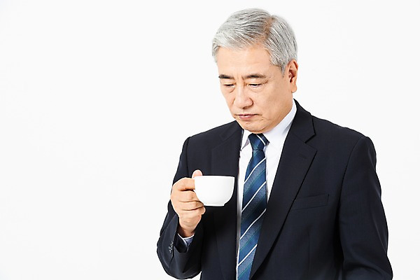 포토 JPG 스튜디오촬영 응시 노년 남자 커피 음료 생각 비즈니스 CEO 실내 한명 들기 사람 정장 상반신 옆모습 한국인 직장인 비즈니스맨 60대 커피잔 사장 고민 흰배경 리더 노인남자한명만 국내포토 직업 1 시선 옷 감정 뷰포인트 백그라운드 모션 잔 동양인 성인 내부 흰색 남자한명만 노인남자만 파일형식