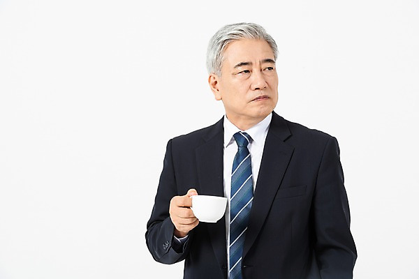 포토 JPG 스튜디오촬영 응시 노년 남자 커피 생각 비즈니스 CEO 실내 표정 한명 들기 사람 정장 상반신 앞모습 한국인 직장인 비즈니스맨 60대 커피잔 사장 고민 흰배경 리더 노인남자한명만 국내포토 직업 1 시선 옷 감정 음료 뷰포인트 백그라운드 모션 잔 동양인 성인 내부 흰색 남자한명만 노인남자만 파일형식