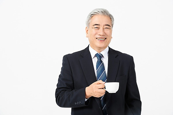 포토 JPG 스튜디오촬영 응시 노년 남자 커피 음료 비즈니스 CEO 실내 한명 미소 들기 사람 정장 상반신 앞모습 한국인 직장인 비즈니스맨 60대 커피잔 사장 흰배경 리더 노인남자한명만 국내포토 직업 1 시선 옷 뷰포인트 백그라운드 모션 잔 표정 동양인 성인 내부 흰색 남자한명만 노인남자만 파일형식