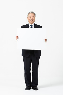 포토 JPG 스튜디오촬영 전신 배너 응시 노년 남자 비즈니스 CEO 사각프레임 실내 한명 서기 미소 들기 사람 정장 앞모습 한국인 직장인 비즈니스맨 60대 사장 흰배경 노인남자한명만 국내포토 직업 1 시선 옷 뷰포인트 백그라운드 모션 프레임 표정 동양인 성인 내부 사각형 흰색 남자한명만 노인남자만 파일형식