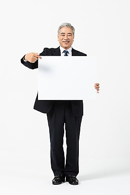 포토 JPG 스튜디오촬영 전신 배너 응시 노년 남자 비즈니스 CEO 사각프레임 실내 한명 서기 미소 들기 사람 정장 앞모습 한국인 가리킴 직장인 비즈니스맨 60대 사장 흰배경 노인남자한명만 국내포토 직업 1 시선 옷 뷰포인트 백그라운드 모션 프레임 표정 동양인 손짓 성인 내부 사각형 흰색 남자한명만 노인남자만 파일형식