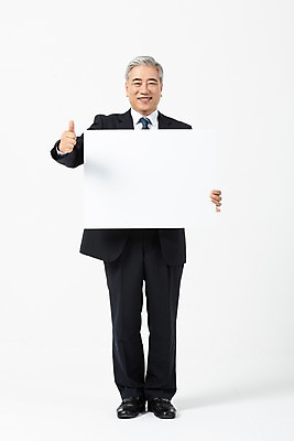 포토 JPG 스튜디오촬영 전신 배너 응시 노년 남자 비즈니스 CEO 사각프레임 실내 한명 서기 미소 들기 사람 정장 손짓 앞모습 한국인 최고 직장인 비즈니스맨 60대 사장 흰배경 노인남자한명만 국내포토 직업 1 시선 옷 뷰포인트 백그라운드 모션 프레임 표정 동양인 성인 내부 사각형 흰색 남자한명만 노인남자만 파일형식