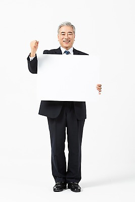 포토 JPG 스튜디오촬영 전신 배너 응시 노년 남자 비즈니스 CEO 사각프레임 실내 한명 서기 미소 들기 사람 정장 앞모습 파이팅 한국인 직장인 비즈니스맨 60대 사장 흰배경 노인남자한명만 국내포토 직업 1 시선 옷 뷰포인트 백그라운드 모션 프레임 표정 동양인 성인 내부 사각형 흰색 남자한명만 노인남자만 파일형식