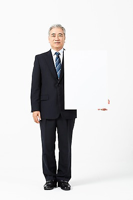 포토 JPG 스튜디오촬영 전신 배너 응시 노년 남자 비즈니스 CEO 사각프레임 실내 한명 서기 미소 들기 사람 정장 앞모습 한국인 직장인 비즈니스맨 60대 사장 흰배경 노인남자한명만 국내포토 직업 1 시선 옷 뷰포인트 백그라운드 모션 프레임 표정 동양인 성인 내부 사각형 흰색 남자한명만 노인남자만 파일형식
