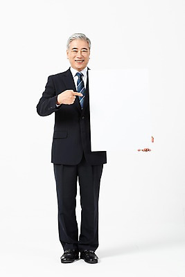포토 JPG 스튜디오촬영 전신 배너 응시 노년 남자 비즈니스 CEO 사각프레임 실내 한명 서기 미소 들기 사람 정장 앞모습 한국인 가리킴 직장인 비즈니스맨 60대 사장 흰배경 노인남자한명만 국내포토 직업 1 시선 옷 뷰포인트 백그라운드 모션 프레임 표정 동양인 손짓 성인 내부 사각형 흰색 남자한명만 노인남자만 파일형식