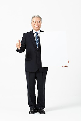 포토 JPG 스튜디오촬영 전신 배너 응시 노년 남자 비즈니스 CEO 사각프레임 실내 한명 서기 미소 들기 사람 정장 손짓 앞모습 한국인 최고 직장인 비즈니스맨 60대 사장 흰배경 노인남자한명만 국내포토 직업 1 시선 옷 뷰포인트 백그라운드 모션 프레임 표정 동양인 성인 내부 사각형 흰색 남자한명만 노인남자만 파일형식