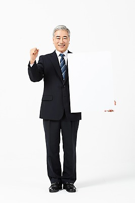 포토 JPG 스튜디오촬영 전신 배너 응시 노년 남자 비즈니스 CEO 사각프레임 실내 한명 서기 미소 들기 사람 정장 앞모습 파이팅 한국인 직장인 비즈니스맨 60대 사장 흰배경 노인남자한명만 국내포토 직업 1 시선 옷 뷰포인트 백그라운드 모션 프레임 표정 동양인 성인 내부 사각형 흰색 남자한명만 노인남자만 파일형식