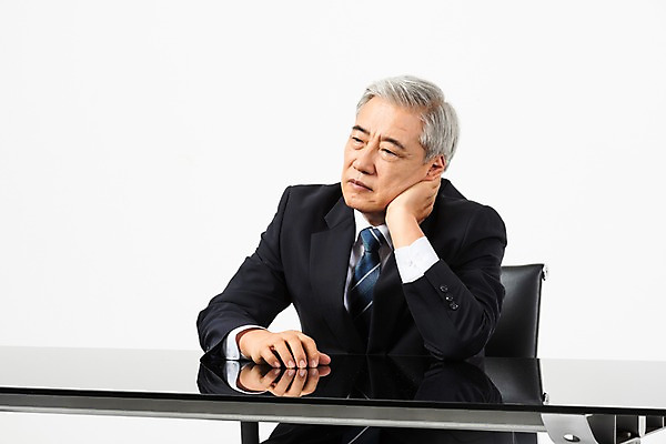 포토 JPG 스튜디오촬영 응시 노년 남자 생각 의자 비즈니스 CEO 실내 한명 사람 앉기 정장 상반신 옆모습 턱괴기 한국인 직장인 비즈니스맨 60대 사장 책상 고민 흰배경 리더 노인남자한명만 국내포토 직업 1 시선 옷 감정 뷰포인트 가구 백그라운드 모션 동양인 성인 내부 흰색 남자한명만 노인남자만 파일형식