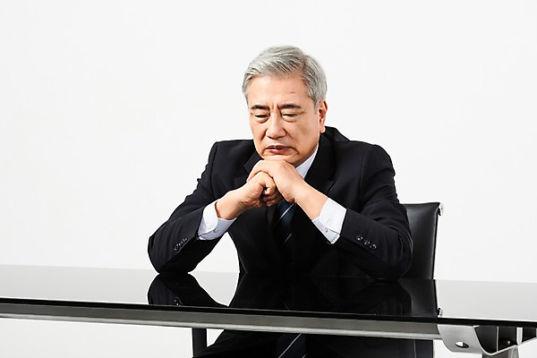 포토 JPG 스튜디오촬영 노년 남자 생각 의자 비즈니스 CEO 실내 한명 사람 앉기 정장 상반신 옆모습 턱괴기 한국인 직장인 비즈니스맨 60대 사장 책상 고민 흰배경 리더 노인남자한명만 국내포토 직업 1 옷 감정 뷰포인트 가구 백그라운드 모션 동양인 성인 내부 흰색 남자한명만 노인남자만 파일형식