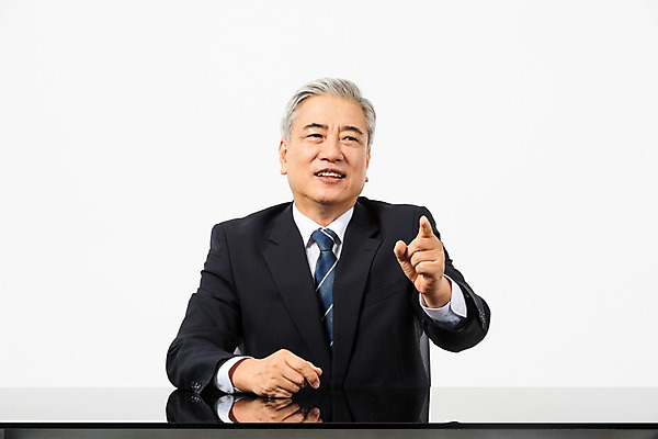 포토 JPG 스튜디오촬영 응시 노년 남자 비즈니스 CEO 실내 대화 한명 미소 사람 앉기 정장 손짓 상반신 앞모습 한국인 가리킴 직장인 비즈니스맨 60대 사장 책상 흰배경 리더 노인남자한명만 국내포토 직업 1 시선 옷 뷰포인트 가구 백그라운드 모션 표정 말하기 동양인 성인 내부 흰색 남자한명만 노인남자만 파일형식