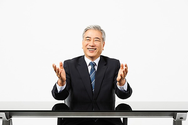 포토 JPG 스튜디오촬영 응시 노년 남자 비즈니스 CEO 실내 대화 한명 미소 사람 앉기 정장 손짓 상반신 앞모습 한국인 직장인 비즈니스맨 60대 사장 책상 흰배경 리더 노인남자한명만 국내포토 직업 1 시선 옷 뷰포인트 가구 백그라운드 모션 표정 말하기 동양인 성인 내부 흰색 남자한명만 노인남자만 파일형식