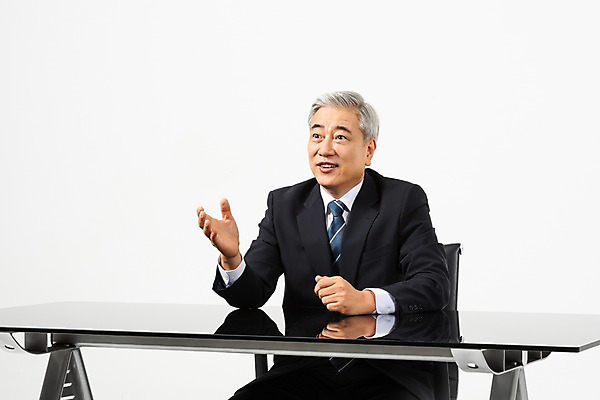 포토 JPG 스튜디오촬영 응시 노년 남자 비즈니스 CEO 실내 대화 한명 미소 사람 앉기 정장 손짓 상반신 옆모습 한국인 직장인 비즈니스맨 60대 사장 책상 흰배경 리더 노인남자한명만 국내포토 직업 1 시선 옷 뷰포인트 가구 백그라운드 모션 표정 말하기 동양인 성인 내부 흰색 남자한명만 노인남자만 파일형식