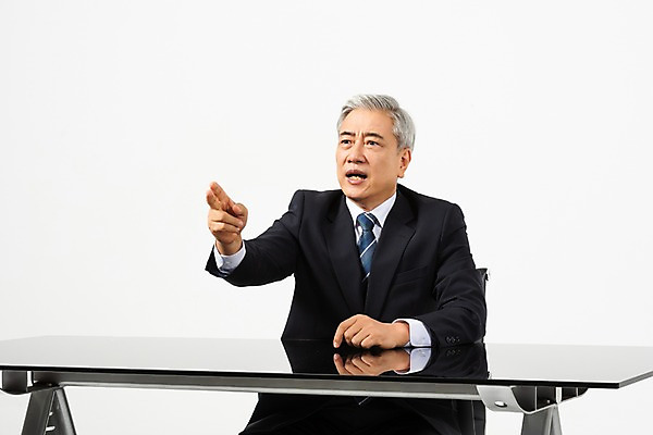 포토 JPG 스튜디오촬영 응시 노년 남자 의자 비즈니스 CEO 실내 한명 사람 앉기 정장 상반신 옆모습 한국인 가리킴 직장인 비즈니스맨 60대 사장 꾸지람 책상 흰배경 리더 엄격한 노인남자한명만 국내포토 직업 1 시선 옷 뷰포인트 가구 백그라운드 모션 동양인 손짓 성인 내부 흰색 체벌 남자한명만 노인남자만 파일형식