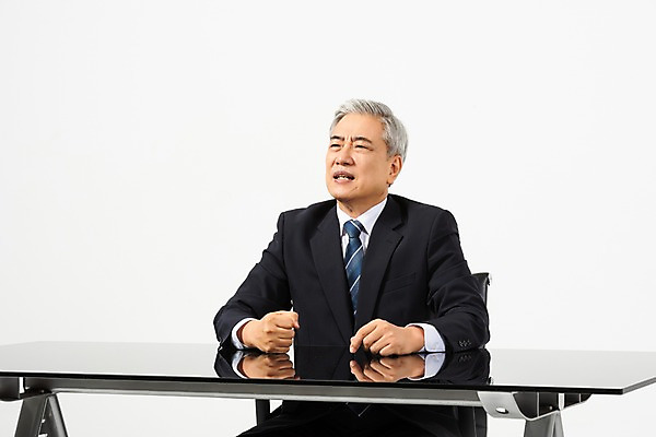 포토 JPG 스튜디오촬영 응시 노년 남자 비즈니스 CEO 실내 한명 사람 앉기 정장 상반신 옆모습 한국인 직장인 비즈니스맨 찡그림 60대 사장 꾸지람 책상 흰배경 리더 엄격한 노인남자한명만 국내포토 직업 1 시선 옷 뷰포인트 가구 백그라운드 모션 표정 동양인 성인 내부 흰색 체벌 남자한명만 노인남자만 파일형식