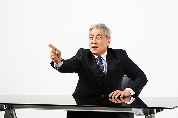 포토 JPG 스튜디오촬영 노년 남자 의자 비즈니스 CEO 실내 한명 사람 앉기 정장 상반신 앞모습 한국인 분노 가리킴 직장인 비즈니스맨 60대 사장 꾸지람 책상 흰배경 리더 엄격한 노인남자한명만 국내포토 직업 1 옷 감정 뷰포인트 가구 백그라운드 모션 동양인 손짓 성인 내부 흰색 체벌 남자한명만 노인남자만 파일형식