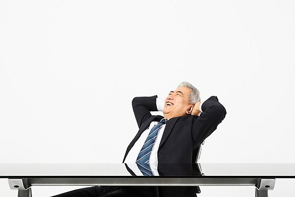 포토 JPG 스튜디오촬영 노년 남자 의자 비즈니스 CEO 휴식 실내 한명 웃음 사람 앉기 정장 상반신 옆모습 한국인 직장인 비즈니스맨 60대 사장 책상 흰배경 리더 노인남자한명만 국내포토 직업 1 옷 뷰포인트 가구 백그라운드 컨셉 모션 표정 동양인 성인 내부 흰색 남자한명만 노인남자만 파일형식