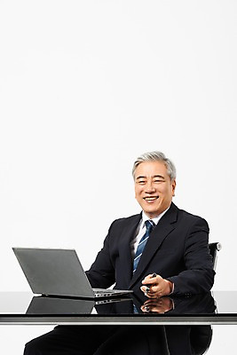 포토 JPG 스튜디오촬영 응시 노년 남자 의자 비즈니스 CEO 실내 한명 미소 사람 앉기 정장 상반신 옆모습 노트북 펜 한국인 직장인 비즈니스맨 60대 사장 책상 흰배경 리더 노인남자한명만 국내포토 직업 1 시선 옷 뷰포인트 가구 백그라운드 모션 표정 동양인 성인 내부 전자제품 필기구 흰색 남자한명만 노인남자만 파일형식
