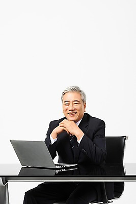 포토 JPG 스튜디오촬영 응시 노년 남자 의자 비즈니스 CEO 실내 한명 미소 사람 앉기 정장 상반신 옆모습 노트북 한국인 업무 직장인 비즈니스맨 60대 사장 책상 흰배경 리더 노인남자한명만 국내포토 직업 1 시선 옷 뷰포인트 가구 백그라운드 모션 표정 동양인 성인 내부 전자제품 흰색 작업 남자한명만 노인남자만 파일형식
