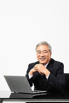 포토 JPG 스튜디오촬영 응시 노년 남자 비즈니스 CEO 실내 한명 미소 사람 앉기 정장 상반신 앞모습 노트북 한국인 업무 직장인 비즈니스맨 60대 사장 책상 흰배경 리더 손모으기 노인남자한명만 국내포토 직업 1 시선 옷 뷰포인트 가구 백그라운드 모션 표정 동양인 손짓 성인 내부 전자제품 흰색 작업 남자한명만 노인남자만 파일형식