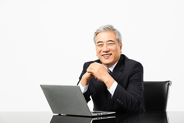 포토 JPG 스튜디오촬영 응시 노년 남자 비즈니스 CEO 실내 한명 미소 사람 앉기 정장 상반신 옆모습 노트북 한국인 업무 직장인 비즈니스맨 60대 사장 책상 흰배경 리더 노인남자한명만 국내포토 직업 1 시선 옷 뷰포인트 가구 백그라운드 모션 표정 동양인 성인 내부 전자제품 흰색 작업 남자한명만 노인남자만 파일형식