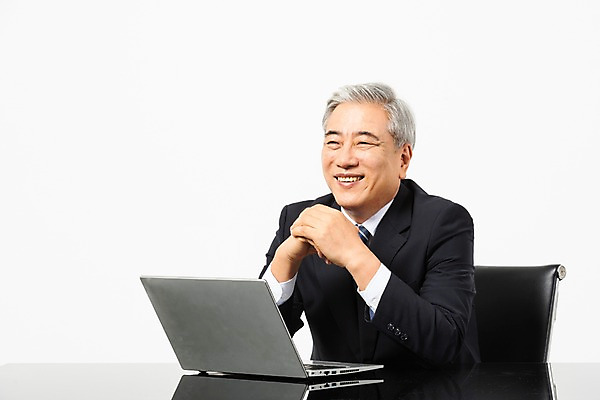 포토 JPG 스튜디오촬영 응시 노년 남자 의자 비즈니스 CEO 실내 한명 미소 사람 정장 상반신 옆모습 노트북 한국인 직장인 비즈니스맨 60대 사장 책상 흰배경 리더 손모으기 노인남자한명만 국내포토 직업 1 시선 옷 뷰포인트 가구 백그라운드 표정 동양인 손짓 성인 내부 전자제품 흰색 남자한명만 노인남자만 파일형식