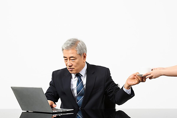 포토 JPG 스튜디오촬영 응시 노년 남자 커피 의자 비즈니스 CEO 실내 한명 사람 앉기 정장 상반신 앞모습 신체부위 노트북 한국인 양손 업무 직장인 비즈니스맨 60대 커피잔 사장 책상 흰배경 주기 리더 노인남자한명만 국내포토 직업 1 손 시선 옷 음료 뷰포인트 가구 백그라운드 모션 잔 동양인 성인 내부 전자제품 흰색 작업 남자한명만 노인남자만 파일형식