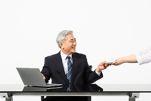 포토 JPG 스튜디오촬영 손 응시 노년 남자 커피 의자 비즈니스 CEO 실내 한명 미소 사람 앉기 정장 상반신 앞모습 신체부위 노트북 한국인 업무 직장인 비즈니스맨 60대 커피잔 사장 책상 흰배경 주기 리더 노인남자한명만 국내포토 직업 1 시선 옷 음료 뷰포인트 가구 백그라운드 모션 잔 표정 동양인 성인 내부 전자제품 흰색 작업 남자한명만 노인남자만 파일형식