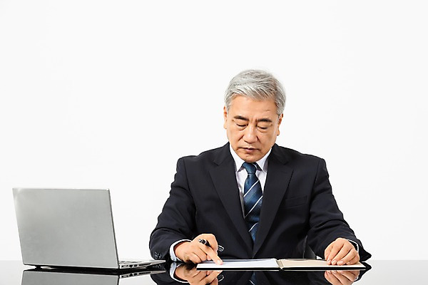 포토 JPG 스튜디오촬영 노년 남자 비즈니스 CEO 실내 한명 사람 앉기 정장 상반신 앞모습 노트북 펜 한국인 가리킴 업무 직장인 비즈니스맨 60대 사장 책상 흰배경 리더 결재 결재판 노인남자한명만 국내포토 직업 1 옷 뷰포인트 가구 백그라운드 모션 동양인 손짓 성인 내부 전자제품 필기구 흰색 작업 남자한명만 노인남자만 파일형식