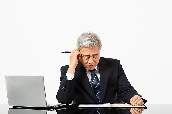 포토 JPG 스튜디오촬영 노년 남자 의자 비즈니스 CEO 실내 한명 사람 앉기 정장 상반신 앞모습 노트북 펜 만년필 한국인 직장인 비즈니스맨 60대 사장 책상 흰배경 리더 결재 결재판 노인남자한명만 국내포토 직업 1 옷 뷰포인트 가구 백그라운드 모션 동양인 성인 내부 전자제품 필기구 흰색 남자한명만 노인남자만 파일형식