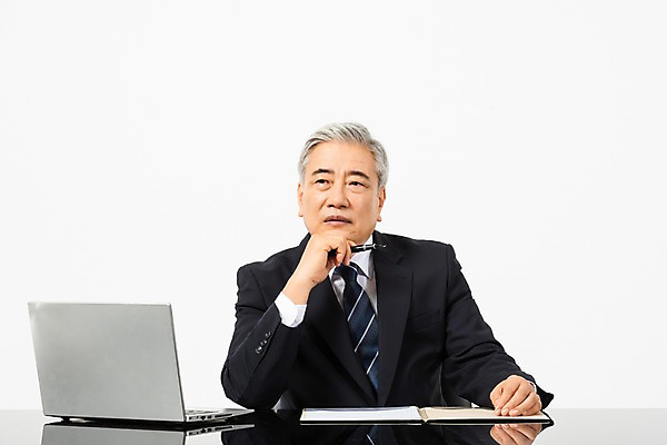 포토 JPG 스튜디오촬영 응시 노년 남자 생각 비즈니스 CEO 실내 한명 사람 앉기 정장 상반신 앞모습 노트북 펜 만년필 턱괴기 한국인 업무 비즈니스맨 60대 사장 책상 흰배경 리더 결재 결재판 노인남자한명만 국내포토 직업 1 시선 옷 뷰포인트 가구 백그라운드 모션 동양인 성인 내부 전자제품 필기구 흰색 작업 직장인 남자한명만 노인남자만 파일형식