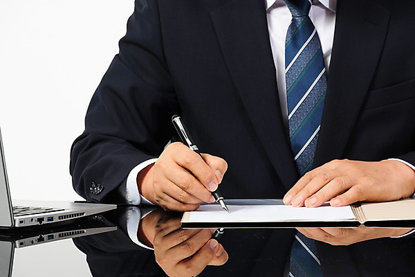 포토 JPG 스튜디오촬영 노년 남자 의자 비즈니스 CEO 실내 한명 사람 정장 상반신 앞모습 신체부위 노트북 펜 만년필 한국인 양손 기록 비즈니스맨 60대 사장 책상 흰배경 리더 결재 결재판 노인남자한명만 국내포토 직업 1 손 옷 뷰포인트 가구 백그라운드 동양인 성인 내부 전자제품 필기구 흰색 직장인 남자한명만 노인남자만 파일형식