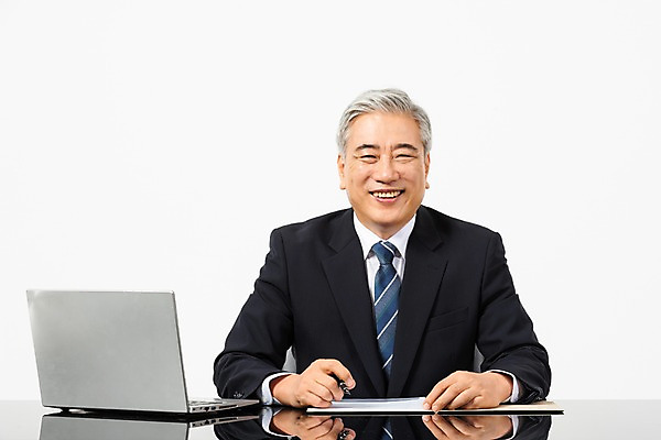 포토 JPG 스튜디오촬영 응시 노년 남자 비즈니스 CEO 실내 한명 미소 사람 앉기 정장 상반신 앞모습 노트북 펜 한국인 업무 비즈니스맨 60대 사장 책상 흰배경 리더 결재판 노인남자한명만 국내포토 직업 1 시선 옷 뷰포인트 가구 백그라운드 모션 표정 동양인 성인 내부 전자제품 필기구 흰색 작업 직장인 결재 남자한명만 노인남자만 파일형식