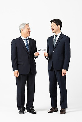 포토 JPG 스튜디오촬영 전신 응시 노년 남자 비즈니스 실내 서기 미소 들기 사람 정장 20대 성인 두명 앞모습 옆모습 마주보기 팻말 한국인 구직 잡기 비즈니스맨 60대 흰배경 화합 시너지 인턴 재취업 남자만 국내포토 시선 옷 뷰포인트 백그라운드 컨셉 모션 프레임 표정 동양인 청년 내부 흰색 직장인 파일형식