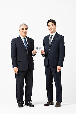 포토 JPG 스튜디오촬영 전신 응시 노년 남자 비즈니스 실내 서기 미소 들기 사람 정장 20대 성인 두명 앞모습 옆모습 한국인 구직 비즈니스맨 60대 흰배경 화합 시너지 인턴 재취업 남자만 국내포토 시선 옷 뷰포인트 백그라운드 컨셉 모션 표정 동양인 청년 내부 흰색 직장인 파일형식