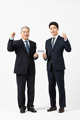 포토 JPG 스튜디오촬영 전신 응시 노년 남자 비즈니스 실내 서기 미소 사람 정장 20대 성인 두명 앞모습 옆모습 파이팅 팻말 한국인 구직 비즈니스맨 60대 흰배경 화합 시너지 인턴 재취업 남자만 국내포토 시선 옷 뷰포인트 백그라운드 컨셉 모션 프레임 표정 동양인 청년 내부 흰색 직장인 파일형식