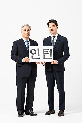 포토 JPG 스튜디오촬영 전신 응시 노년 남자 비즈니스 실내 서기 미소 들기 사람 정장 20대 성인 두명 앞모습 한국인 구직 비즈니스맨 60대 흰배경 화합 인턴 재취업 남자만 국내포토 시선 옷 뷰포인트 백그라운드 컨셉 모션 표정 동양인 청년 내부 흰색 직장인 파일형식