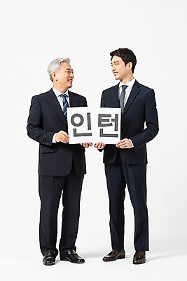 포토 JPG 스튜디오촬영 전신 응시 노년 남자 비즈니스 실내 서기 미소 들기 사람 정장 20대 성인 두명 앞모습 마주보기 팻말 한국인 구직 비즈니스맨 60대 흰배경 화합 인턴 재취업 남자만 국내포토 시선 옷 뷰포인트 백그라운드 컨셉 모션 프레임 표정 동양인 청년 내부 흰색 직장인 파일형식