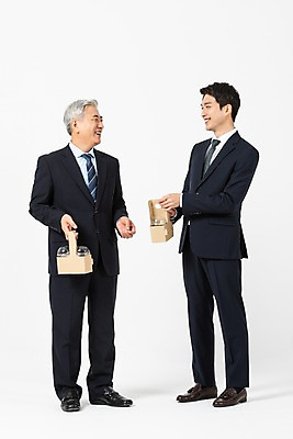 포토 JPG 스튜디오촬영 전신 응시 노년 남자 커피 음료 비즈니스 실내 서기 미소 사람 정장 20대 성인 두명 옆모습 마주보기 한국인 구직 비즈니스맨 60대 흰배경 테이크아웃 심부름 인턴 재취업 남자만 커피캐리어 국내포토 시선 옷 뷰포인트 백그라운드 컨셉 모션 표정 동양인 청년 내부 흰색 직장인 파일형식