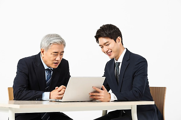 포토 JPG 스튜디오촬영 응시 교육 노년 남자 비즈니스 실내 미소 사람 앉기 정장 상반신 20대 성인 두명 옆모습 노트북 한국인 구직 업무 비즈니스맨 60대 흰배경 인턴 재취업 직무교육 남자만 국내포토 시선 옷 뷰포인트 백그라운드 컨셉 모션 표정 동양인 청년 내부 전자제품 흰색 작업 직장인 파일형식