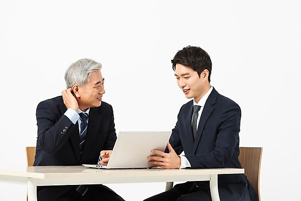 포토 JPG 스튜디오촬영 응시 교육 노년 남자 의자 비즈니스 실내 미소 사람 앉기 정장 상반신 20대 성인 두명 옆모습 노트북 한국인 구직 업무 비즈니스맨 60대 책상 흰배경 어려움 인턴 재취업 직무교육 남자만 국내포토 시선 옷 뷰포인트 가구 백그라운드 컨셉 모션 표정 동양인 청년 내부 전자제품 흰색 작업 직장인 파일형식