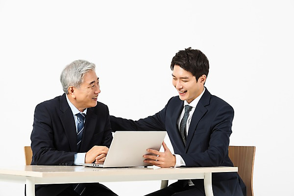 포토 JPG 스튜디오촬영 응시 교육 노년 남자 의자 비즈니스 실내 미소 사람 앉기 정장 상반신 20대 성인 두명 옆모습 노트북 한국인 구직 업무 비즈니스맨 60대 책상 즐거움 흰배경 격려 인턴 재취업 직무교육 남자만 어깨에손 국내포토 시선 옷 감정 뷰포인트 가구 백그라운드 컨셉 모션 표정 동양인 청년 내부 전자제품 흰색 작업 직장인 파일형식