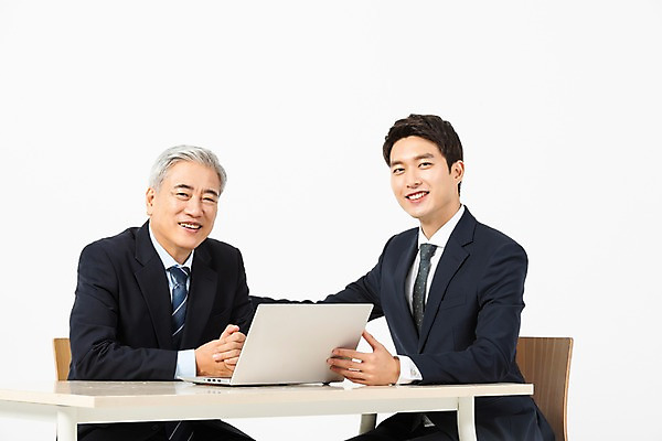포토 JPG 스튜디오촬영 응시 교육 노년 남자 의자 비즈니스 실내 미소 사람 앉기 정장 상반신 20대 성인 두명 옆모습 노트북 한국인 구직 업무 비즈니스맨 60대 책상 흰배경 격려 인턴 재취업 직무교육 남자만 국내포토 시선 옷 감정 뷰포인트 가구 백그라운드 컨셉 모션 표정 동양인 청년 내부 전자제품 흰색 작업 직장인 파일형식
