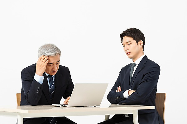포토 JPG 스튜디오촬영 응시 교육 노년 남자 비즈니스 실내 사람 앉기 정장 상반신 20대 성인 두명 옆모습 노트북 팔짱 한국인 구직 업무 비즈니스맨 60대 책상 흰배경 어려움 인턴 재취업 직무교육 남자만 국내포토 시선 옷 뷰포인트 가구 백그라운드 컨셉 모션 동양인 청년 내부 전자제품 흰색 작업 직장인 파일형식