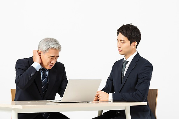 포토 JPG 스튜디오촬영 응시 교육 노년 남자 의자 비즈니스 실내 사람 앉기 정장 상반신 20대 성인 두명 옆모습 노트북 한국인 구직 업무 비즈니스맨 60대 책상 흰배경 어려움 인턴 재취업 직무교육 남자만 국내포토 시선 옷 뷰포인트 가구 백그라운드 컨셉 모션 동양인 청년 내부 전자제품 흰색 작업 직장인 파일형식