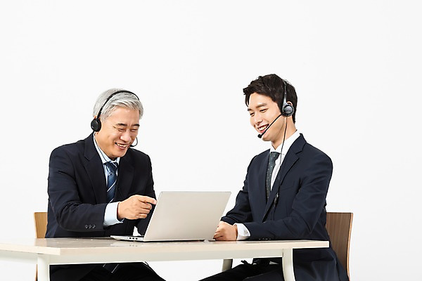 포토 JPG 스튜디오촬영 응시 교육 노년 남자 비즈니스 실내 미소 사람 앉기 정장 상반신 20대 성인 두명 옆모습 노트북 헤드셋 한국인 구직 가리킴 업무 비즈니스맨 60대 책상 흰배경 인턴 재취업 직무교육 남자만 국내포토 시선 옷 뷰포인트 음향기기 가구 백그라운드 컨셉 모션 표정 동양인 손짓 청년 내부 전자제품 헤드폰 흰색 작업 직장인 파일형식