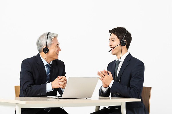 포토 JPG 스튜디오촬영 응시 교육 노년 남자 비즈니스 실내 미소 사람 앉기 정장 상반신 20대 성인 두명 옆모습 노트북 마주보기 헤드셋 한국인 구직 업무 비즈니스맨 60대 박수 책상 흰배경 격려 인턴 재취업 직무교육 남자만 국내포토 시선 옷 감정 뷰포인트 음향기기 가구 백그라운드 컨셉 모션 표정 동양인 손짓 청년 내부 전자제품 헤드폰 흰색 작업 직장인 파일형식