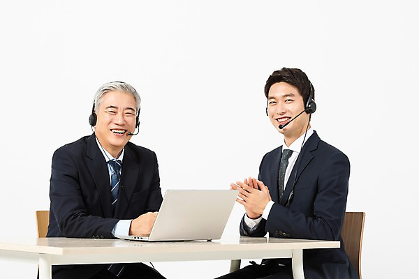 포토 JPG 스튜디오촬영 응시 교육 노년 남자 의자 비즈니스 실내 미소 사람 앉기 정장 상반신 20대 성인 두명 옆모습 노트북 헤드셋 한국인 구직 업무 비즈니스맨 60대 박수 책상 흰배경 인턴 재취업 직무교육 남자만 국내포토 시선 옷 뷰포인트 음향기기 가구 백그라운드 컨셉 모션 표정 동양인 손짓 청년 내부 전자제품 헤드폰 흰색 작업 직장인 파일형식