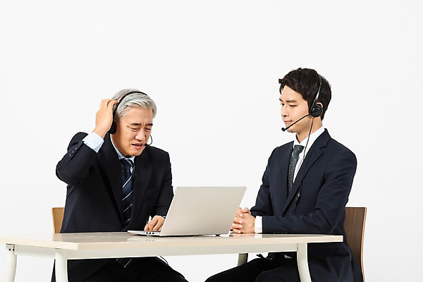 포토 JPG 스튜디오촬영 응시 교육 노년 남자 의자 비즈니스 실내 사람 앉기 정장 상반신 20대 성인 두명 옆모습 노트북 헤드셋 한국인 구직 업무 비즈니스맨 찡그림 60대 책상 흰배경 어려움 인턴 재취업 직무교육 남자만 국내포토 시선 옷 뷰포인트 음향기기 가구 백그라운드 컨셉 모션 표정 동양인 청년 내부 전자제품 헤드폰 흰색 작업 직장인 파일형식